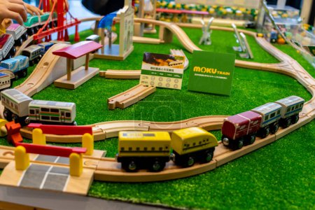 Foto de Tokio, Japón, 3 de noviembre de 2023: Modelos de trenes y vías en exhibición en el museo del ferrocarril - Imagen libre de derechos