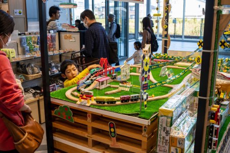 Foto de Tokio, Japón, 3 de noviembre de 2023: Visitantes observando la exhibición del tren modelo en el museo del ferrocarril - Imagen libre de derechos