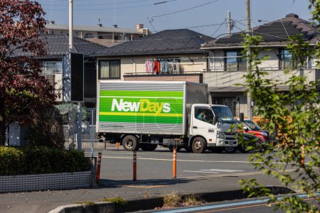 Foto de Tokio, Japón, 3 de noviembre de 2023: NewDays camión tienda de conveniencia en la calle urbana - Imagen libre de derechos