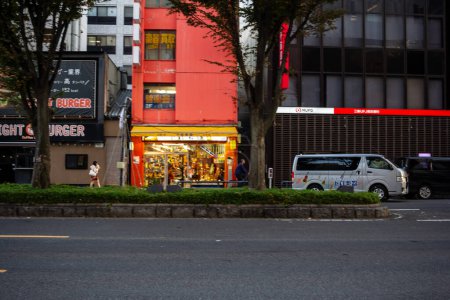 Téléchargez les photos : Tokyo, Japon, 3 novembre 2023 : Vue de face d'un restaurant animé à Tokyo - en image libre de droit
