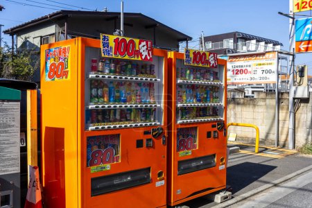 Téléchargez les photos : Tokyo, Japon, 3 novembre 2023 : Distributeurs automatiques de boissons dynamiques sur le trottoir de la ville - en image libre de droit