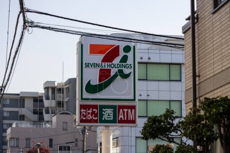 Téléchargez les photos : Tokyo, Japon, 3 novembre 2023 : Seven & I Holdings signe au-dessus d'un distributeur automatique de billets - en image libre de droit