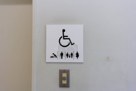 Téléchargez les photos : Tokyo, Japon, 3 novembre 2023 : Panneau d'accessibilité dans un établissement public indiquant la priorité pour les personnes âgées et handicapées - en image libre de droit