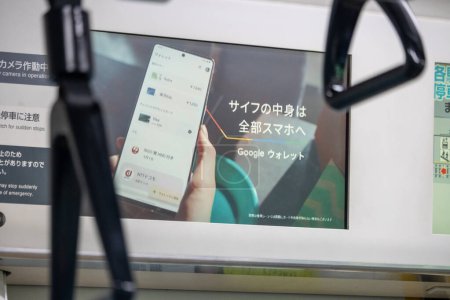 Foto de Tokio, Japón, 3 de noviembre de 2023: Pantalla publicitaria que muestra la aplicación Google Translate dentro de un tren - Imagen libre de derechos