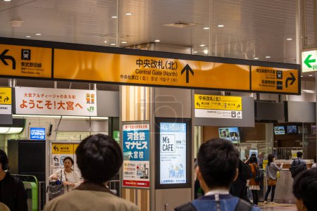 Foto de Tokio, Japón, 3 de noviembre de 2023: Cercanías en una concurrida entrada a la estación de tren - Imagen libre de derechos