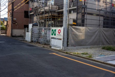 Foto de Tokio, Japón, 3 de noviembre de 2023: Construcción con andamios y señales de seguridad - Imagen libre de derechos