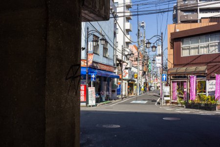 Foto de Tokio, Japón, 3 de noviembre de 2023: Callejón tranquilo en Tokio con máquinas expendedoras y tiendas - Imagen libre de derechos