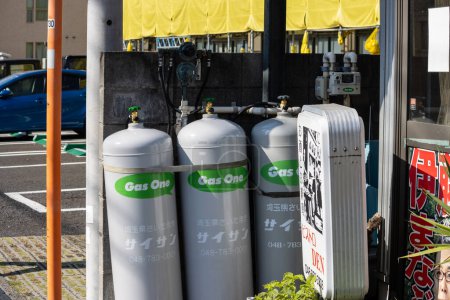 Téléchargez les photos : Tokyo, Japon, 3 novembre 2023 : Des bouteilles de gaz alignées devant un magasin - en image libre de droit