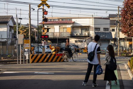 Téléchargez les photos : Tokyo, Japon, 3 novembre 2023 : Couple en attente au passage pour piétons près de la gare - en image libre de droit