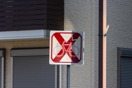 Téléchargez les photos : Tokyo, Japon, 3 Novembre 2023 : No Bicycle Sign on Urban Street - en image libre de droit
