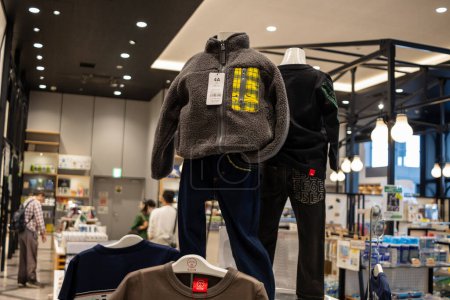 Téléchargez les photos : Tokyo, Japon, 3 novembre 2023 : Des vêtements d'hiver à la mode exposés dans un magasin japonais - en image libre de droit