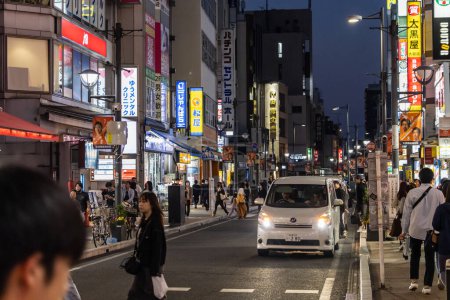 Téléchargez les photos : Tokyo, Japon, 3 novembre 2023 : Scène de rue animée à Tokyo au crépuscule - en image libre de droit