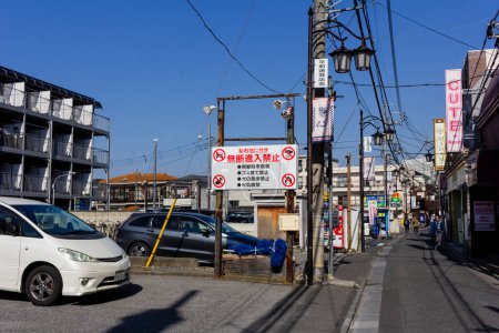 Téléchargez les photos : Tokyo, Japon, 3 novembre 2023 : Scène de rue animée avec panneaux et véhicules - en image libre de droit