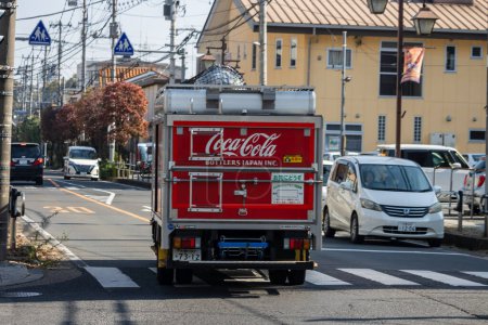 Foto de Tokio, Japón, 3 de noviembre de 2023: Coca-Cola Delivery Truck on Urban Street - Imagen libre de derechos