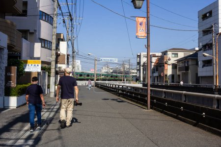 Téléchargez les photos : Tokyo, Japon, 3 novembre 2023 : Piétons marchant près de la gare de Kugayama par une journée ensoleillée - en image libre de droit