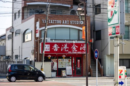 Téléchargez les photos : Tokyo, Japon, 3 novembre 2023 : Vue sur la rue avec diverses entreprises locales - en image libre de droit