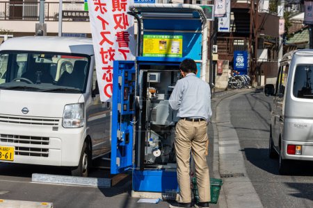 Téléchargez les photos : Tokyo, Japon, 3 novembre 2023 : Un homme conduisant un parcmètre dans une rue animée - en image libre de droit