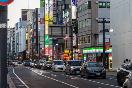 Foto de Tokio, Japón, 3 de noviembre de 2023: bulliciosa escena callejera en Tokio con letreros iluminados y tráfico - Imagen libre de derechos
