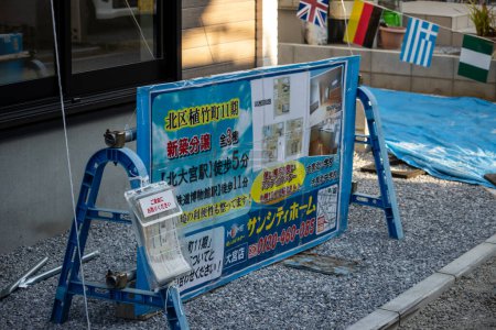 Téléchargez les photos : Tokyo, Japon, 3 novembre 2023 : Panneau d'information sur les travaux de construction dans un quartier japonais - en image libre de droit