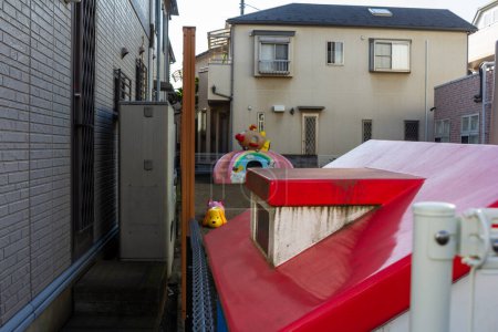 Téléchargez les photos : Tokyo, Japon, 3 novembre 2023 : Aire de jeux pour enfants dans une ruelle étroite - en image libre de droit