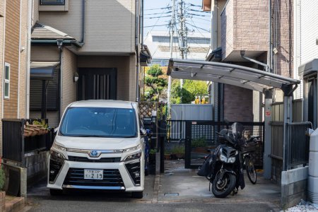 Foto de Tokio, Japón, 3 de noviembre de 2023: Vehículo compacto Toyota estacionado en una estrecha zona residencial - Imagen libre de derechos