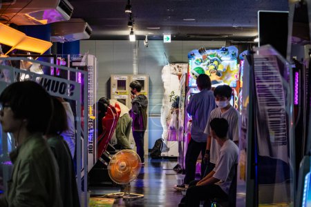 Foto de Tokio, Japón, 3 de noviembre de 2023: Gente jugando juegos de arcade en un centro de juegos de Tokio - Imagen libre de derechos