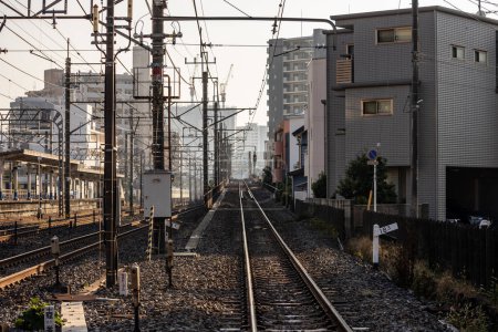 Téléchargez les photos : Tokyo, Japon, 3 novembre 2023 : Train Tracks and Residential Buildings in Tokyo Suburb - en image libre de droit