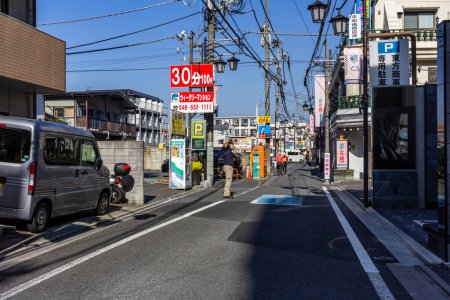 Téléchargez les photos : Tokyo, Japon, 3 novembre 2023 : Scène de rue animée avec des piétons et divers magasins - en image libre de droit