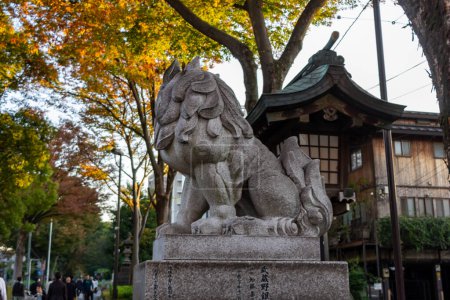 Foto de Tokio, Japón, 3 de noviembre de 2023: Estatua tradicional de Komainu en el santuario sintoísta - Imagen libre de derechos