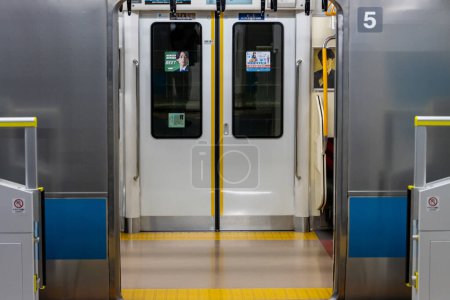 Foto de Tokio, Japón, 3 de noviembre de 2023: Puertas de tren cerradas en una estación de metro - Imagen libre de derechos
