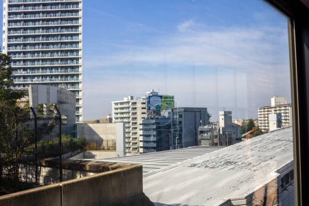 Tokio, Japonia, 4 listopada 2023 r.: Widok z okna ukazującego tokijski metropolitalny krajobraz i czyste niebo