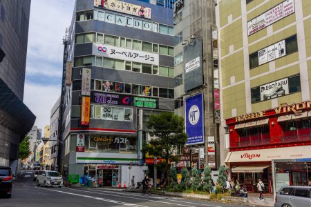 Foto de Tokio, Japón, 4 de noviembre de 2023: bulliciosa escena callejera de Tokio con una variedad de letreros de tiendas - Imagen libre de derechos