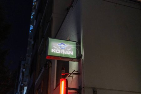 Téléchargez les photos : Tokyo, Japon, 4 novembre 2023 : Koban illuminé signe la nuit dans la ville de Tokyo - en image libre de droit