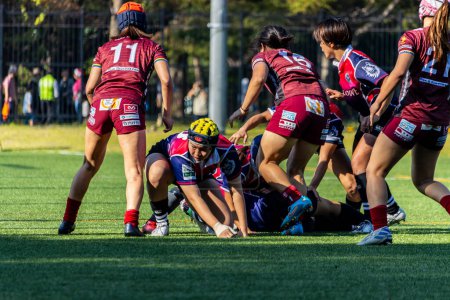 Foto de Tokio, Japón, 4 de noviembre de 2023: Intenso partido de rugby femenino en progreso en un día soleado - Imagen libre de derechos