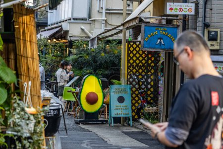 Téléchargez les photos : Tokyo, Japon, 2 Novembre 2023 : Unique Avocado Chair Display in a Trendy Tokyo Alley - en image libre de droit