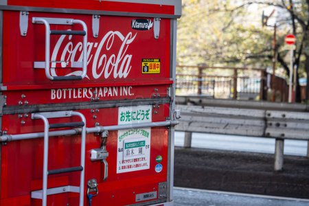 Foto de Tokio, Japón, 4 de noviembre de 2023: Camión de reparto de Coca-Cola estacionado en una tranquila calle de Tokio - Imagen libre de derechos