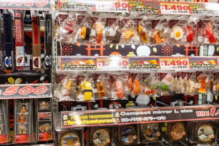 Foto de Tokio, Japón, 4 de noviembre de 2023: Surtido de llaveros japoneses réplica de alimentos que se muestran en una tienda - Imagen libre de derechos