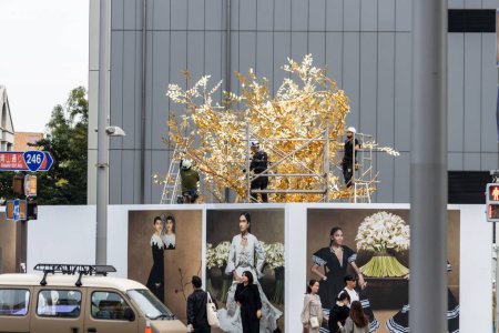 Téléchargez les photos : Tokyo, Japon, 4 novembre 2023 : Installation d'un panneau d'affichage artistique dans le quartier de la mode de Tokyo - en image libre de droit
