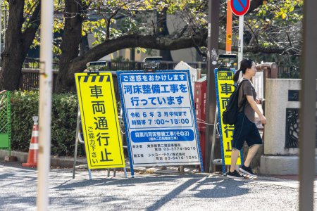 Téléchargez les photos : Tokyo, Japon, 4 novembre 2023 : Panneaux d'avis de construction sur Tokyo Street - en image libre de droit