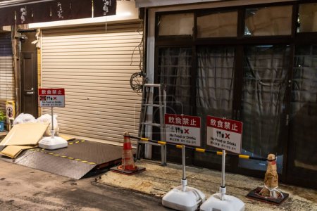 Téléchargez les photos : Tokyo, Japon, 4 novembre 2023 : Fermeture de la devanture sans nourriture ni boisson Signes autorisés le soir - en image libre de droit