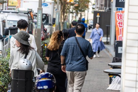 Téléchargez les photos : Tokyo, Japon, 4 novembre 2023 : Le trottoir animé de Tokyo avec des piétons et des éléments traditionnels japonais - en image libre de droit