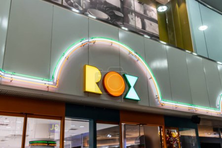 Téléchargez les photos : Tokyo, Japon, 4 novembre 2023 : Panneau au néon coloré 'ROX' illuminé sur une façade de bâtiment la nuit - en image libre de droit
