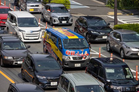 Téléchargez les photos : Tokyo, Japon, 4 Novembre 2023 : Le QB Club Van coloré dans le trafic occupé de Tokyo - en image libre de droit