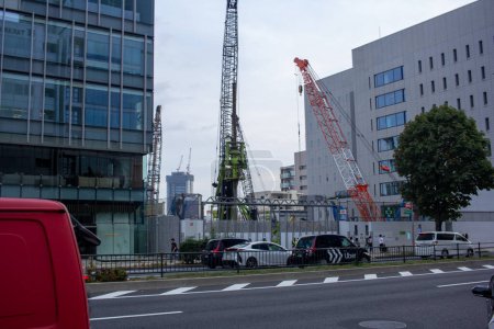 Téléchargez les photos : Tokyo, Japon, 4 novembre 2023 : Site de construction urbaine avec grues à tour près de bâtiments modernes - en image libre de droit