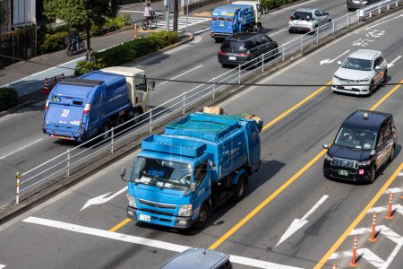 Foto de Tokio, Japón, 4 de noviembre de 2023: Tráfico ocupado en una autopista de Tokio con variedad de vehículos - Imagen libre de derechos