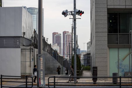 Foto de Tokio, Japón, 4 de noviembre de 2023: Los peatones caminan más allá de las barreras de construcción en un entorno urbano moderno - Imagen libre de derechos
