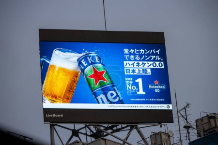 Téléchargez les photos : Tokyo, Japon, 4 Novembre 2023 : Heineken Beer Publicité sur un grand panneau d'affichage à Tokyo - en image libre de droit