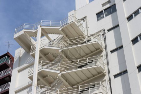 Téléchargez les photos : Tokyo, Japon, 4 novembre 2023 : Escalier d'évacuation d'incendie externe sur un bâtiment moderne - en image libre de droit