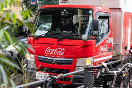 Foto de Tokio, Japón, 4 de noviembre de 2023: Camión de reparto de Coca-Cola en una calle de la ciudad - Imagen libre de derechos