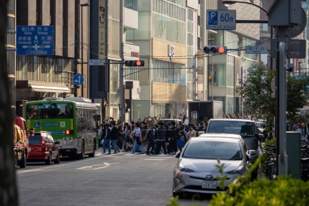 Téléchargez les photos : Tokyo, Japon, 4 novembre 2023 : Scène de rue animée avec des piétons et des transports publics à Shibuya - en image libre de droit